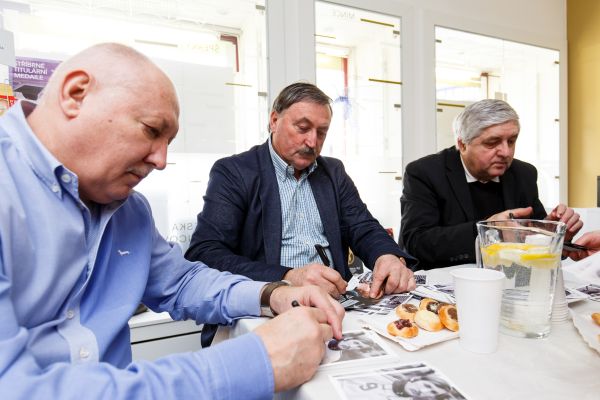 Zdeněk Nehoda na autogramiádě v prodejně ČM